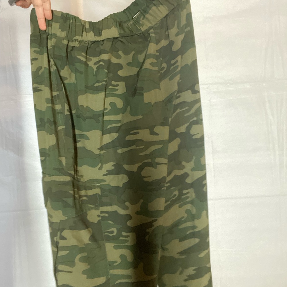 CAMOUFLAGE PANTS🫡NEVER WORN - Picture 2 of 3